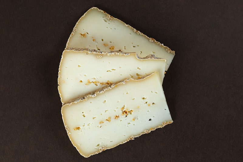 ענבר - גבינה חצי קשה מחלב כבשים בסגנון MUTSCHLI